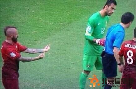 不满裁判竖双指 葡萄牙佩佩被罚下队友不满偷竖双指
