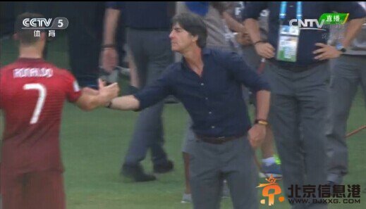 勒夫挖鼻屎后找C罗握手 这次挖鼻屎没有吃鼻屎