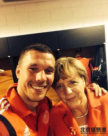 德国主将波多尔斯基搂女总理自拍 晒贴脸卖萌(图)