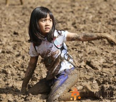 “泥足世界杯”现场多妹