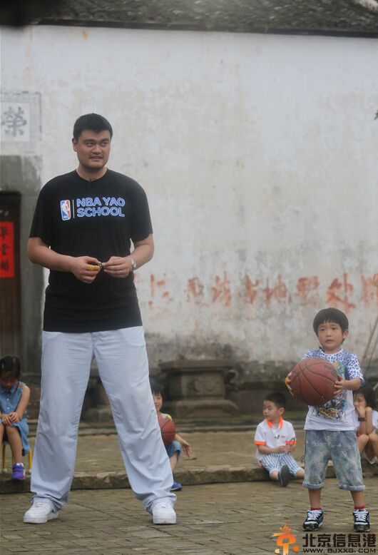 姚明参与爸爸去哪儿2录制 萌娃们对大高个姚明很好奇
