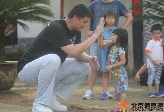 姚明参与爸爸去哪儿2录制 萌娃们对大高个姚明很好奇