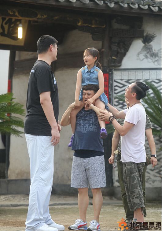 姚明参与爸爸去哪儿2录制 萌娃们对大高个姚明很好奇