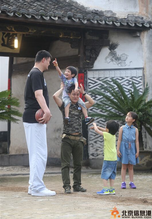 姚明参与爸爸去哪儿2录制 萌娃们对大高个姚明很好奇