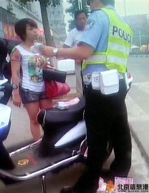 一名女车主钞票扔交警 事后竟然还羞辱交警