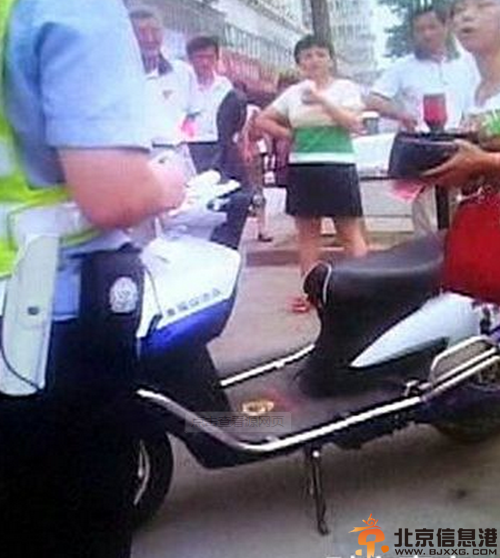 一名女车主钞票扔交警 事后竟然还羞辱交警