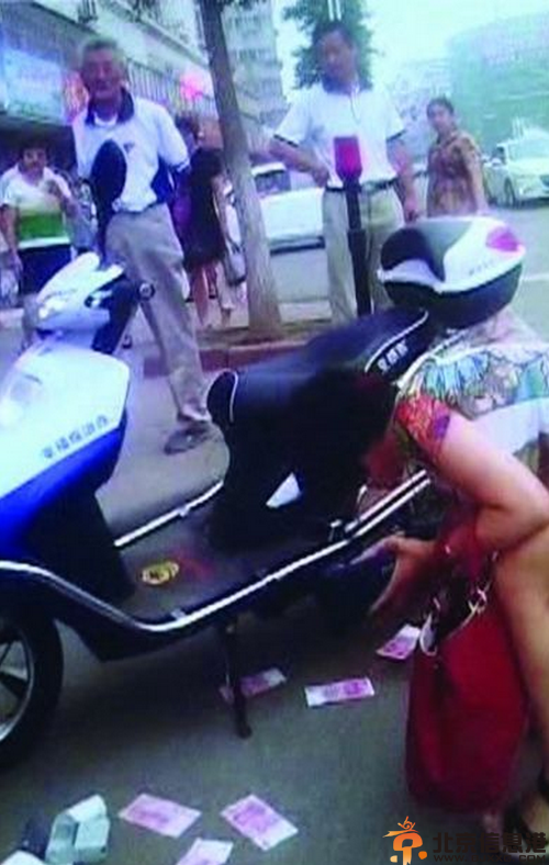 一名女车主钞票扔交警 事后竟然还羞辱交警
