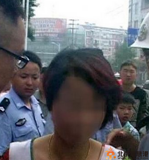 一名女车主钞票扔交警 事后竟然还羞辱交警