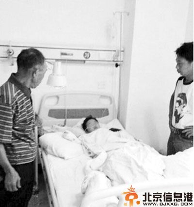 继母剁下继女右手原因内幕图片 女孩手已接上情况不乐观