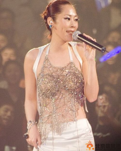 香港歌手关淑怡与内地网民爆发骂战 揭其个人资料及微博