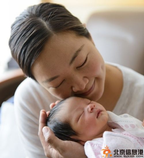 阿雅女儿Ava正面照首曝光 其老公tony照片及个人资料遭热搜