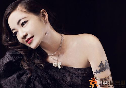 阿雅女儿Ava正面照首曝光 其老公tony照片及个人资料遭热搜