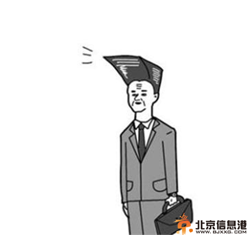 台湾方头哥吴国任地铁走红 发型全面呈现90度让你过目不忘