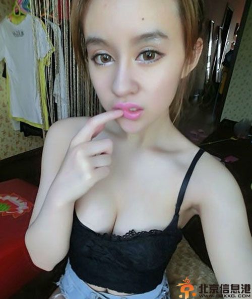 校花高彩琪资料微博照片 制服诱惑版小苹果揭其整容前后素颜照