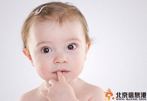宝宝吮手指不好吗怎么办 妈妈不用担心属自然反应
