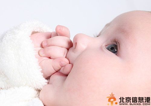 宝宝吮手指不好吗怎么办 妈妈不用担心属自然反应