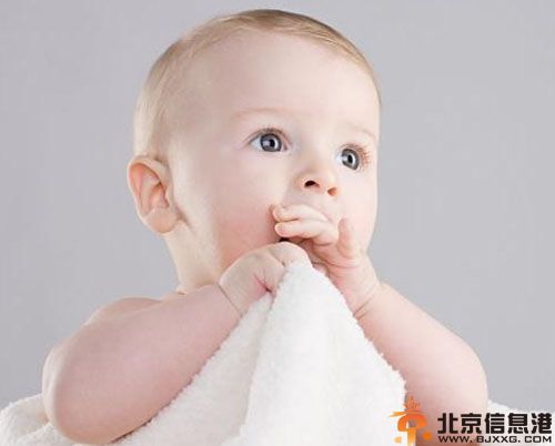 宝宝吮手指不好吗怎么办 妈妈不用担心属自然反应