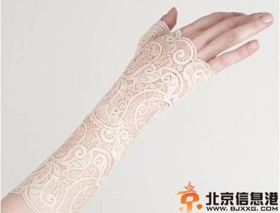 新娘婚纱手套如何搭配 绝美蕾丝手套打造淑女新娘