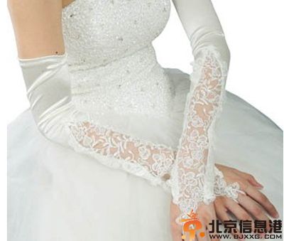 新娘婚纱手套如何搭配 绝美蕾丝手套打造淑女新娘