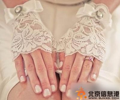 新娘婚纱手套如何搭配 绝美蕾丝手套打造淑女新娘