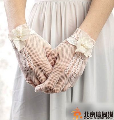 新娘婚纱手套如何搭配 绝美蕾丝手套打造淑女新娘