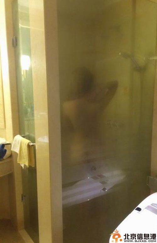 嫩模田紫紫床照不雅全裸照图片曝光 疑遭前男友报复
