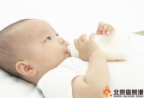 小孩吐奶是什么原因 教你婴儿吐奶怎么办方法技巧