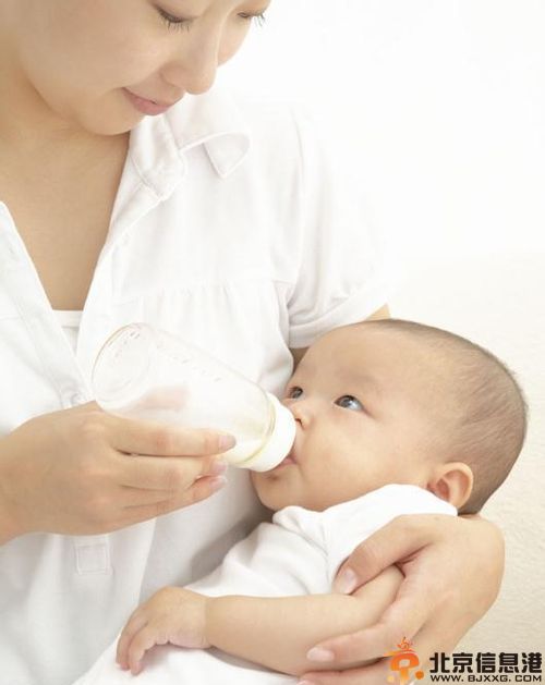 小孩吐奶是什么原因 教你婴儿吐奶怎么办方法技巧