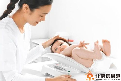 小孩吐奶是什么原因 教你婴儿吐奶怎么办方法技巧