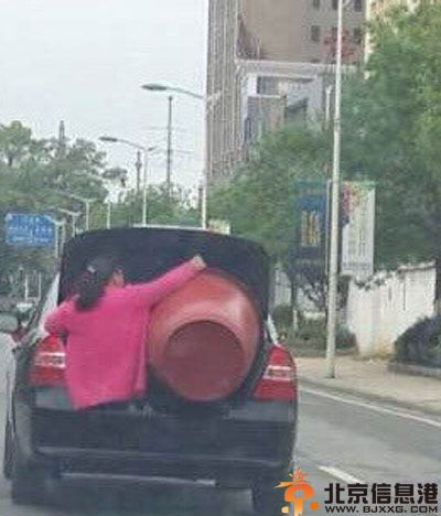 内涵笑话娴熟的脱裤子的手法 以前是干什么职业呀