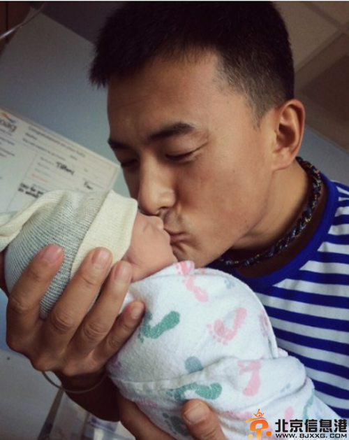 何洁儿子照片首度曝光 母子平安