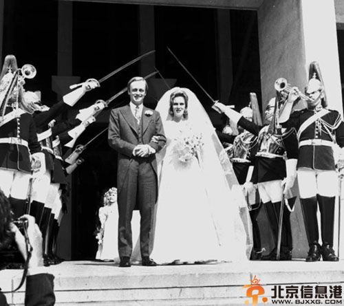 英国卡米拉王妃年轻照片曝光 向查尔斯王子提出离婚索要3.5亿美元