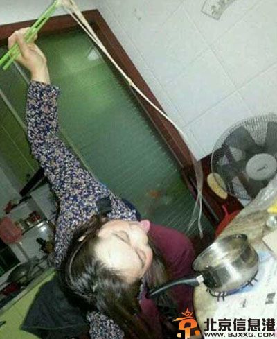搞笑图片好高端的招生处 只怪面条太长