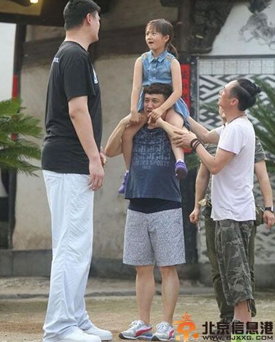 亮点图惊现最萌身高差 妹子咱能矜持点吗