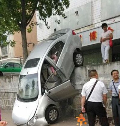 亮点图惊现最萌身高差 妹子咱能矜持点吗