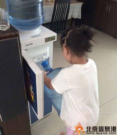 亮点图惊现最萌身高差 妹子咱能矜持点吗