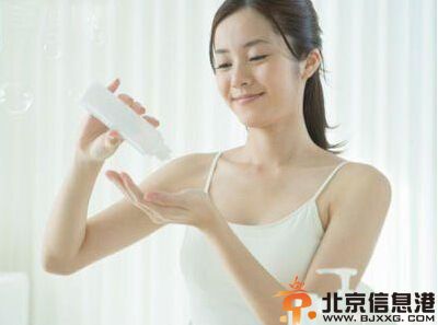 呆在空调房皮肤干燥怎么办 别忘了给肌肤补水