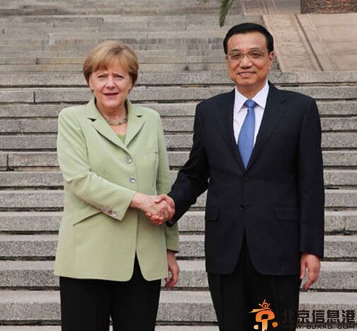 德国总理默克尔简历年轻照片 与老公约阿西姆·绍尔是师生恋