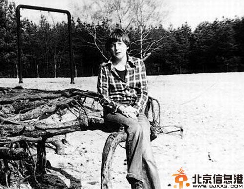 德国总理默克尔简历年轻照片 与老公约阿西姆·绍尔是师生恋