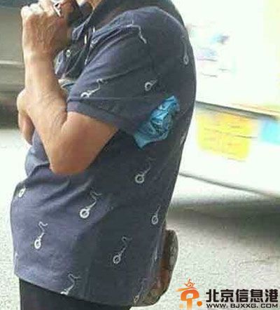 急需钻地洞的搞笑图片 大叔的衣服好有深度