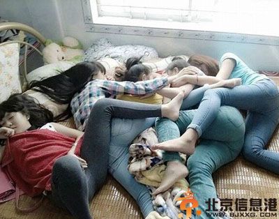 急需钻地洞的搞笑图片 大叔的衣服好有深度