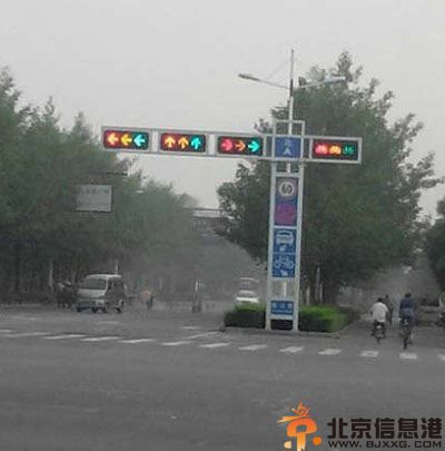 急需钻地洞的搞笑图片 大叔的衣服好有深度