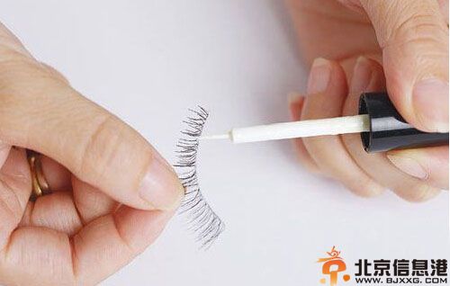 学习假睫毛的贴法 拥有电力迷人大眼睛