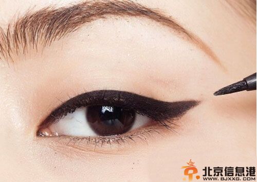学习眼线的画法和技巧 改变妆容风格