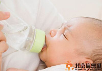 如何给宝宝喂水才<a href='http://www.bjxxg.cn/health/' target='_blank'><u>健康</u></a> 学习给宝宝喂水注意事项