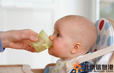 如何给宝宝喂水才健康 学习给宝宝喂水注意事项