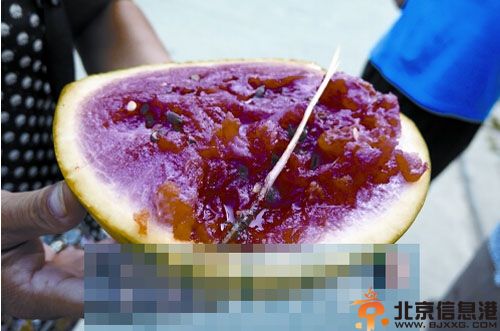 西瓜里长草约18厘米图片 原因为西瓜被草扎穿