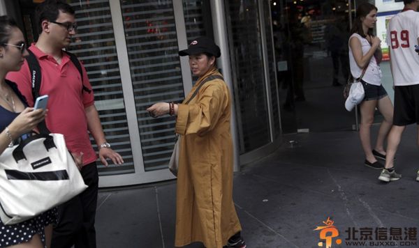 华人和尚纽约行乞 态度强硬惹争议