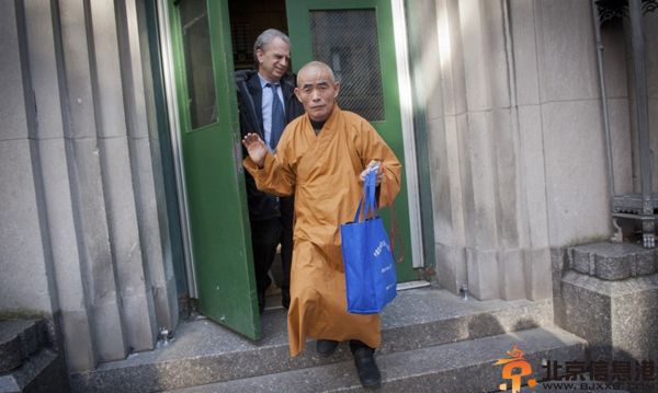 华人和尚纽约行乞 态度强硬惹争议