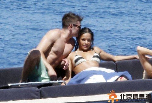 速度与激情女主角米歇尔与超模卡拉分手 热吻好莱坞型男扎克